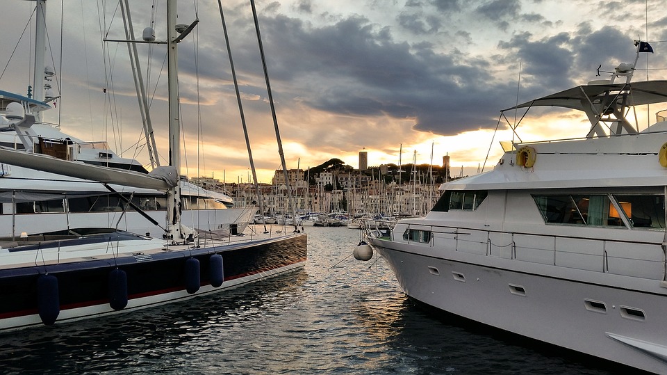 Cannes et ses yachts sur le port